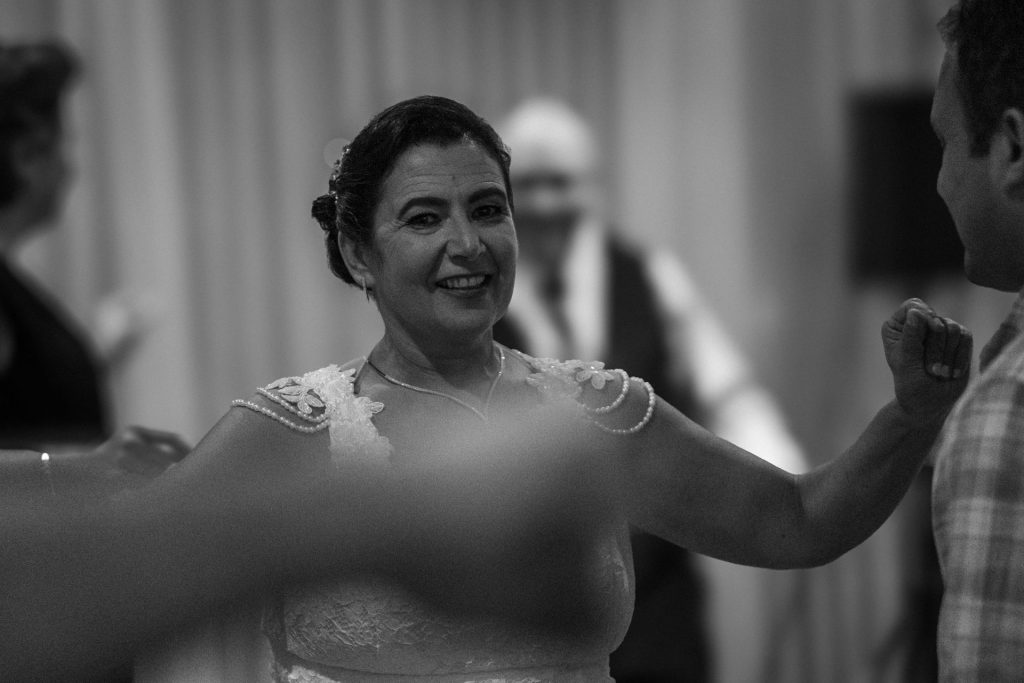 Braut tanzt auf ihrer Hochzeit