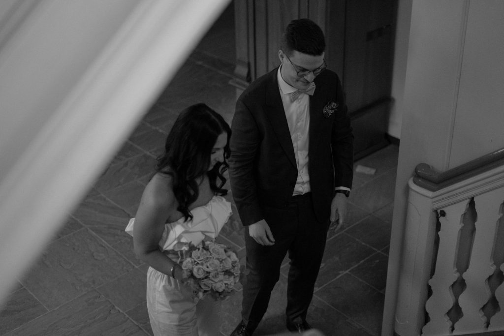 Brautpaar steht vor Treppe